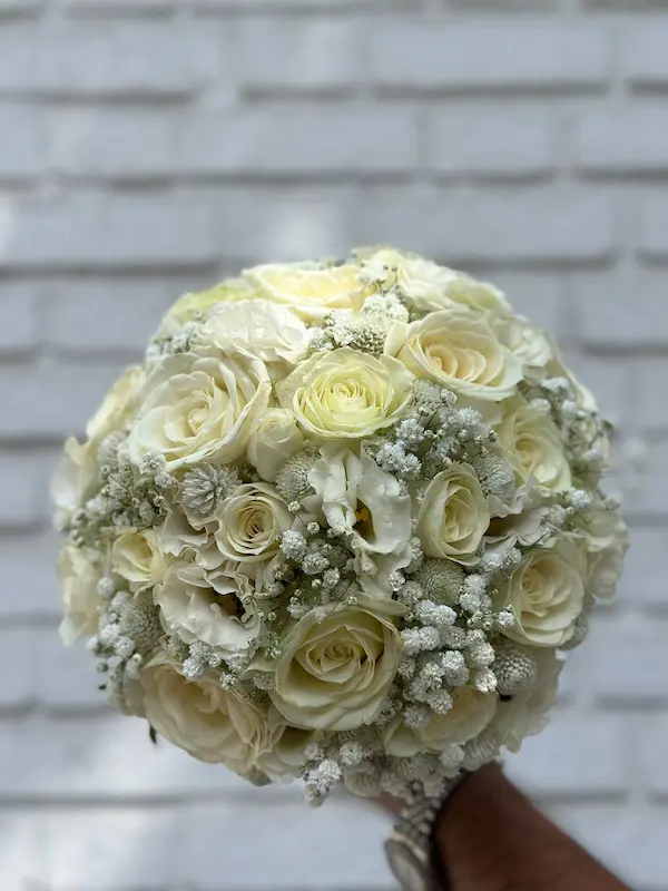 دسته گل عروس رز سفید دسته گل عروس رز سفید